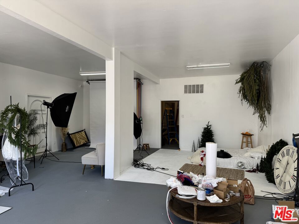5114 Vineland Avenue Property Photo 7