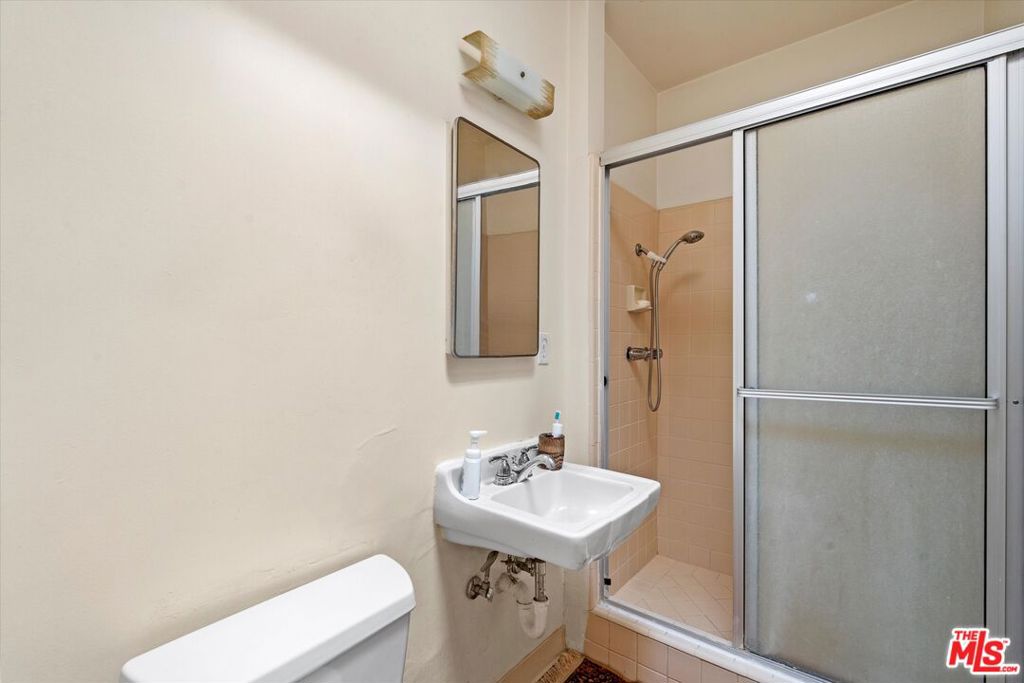 5527 Barton Avenue Property Photo 7