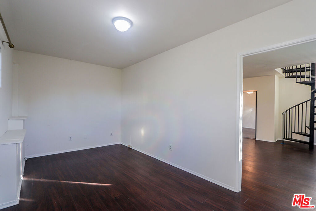 3131 & 3135 Oakcrest Drive Property Photo 42