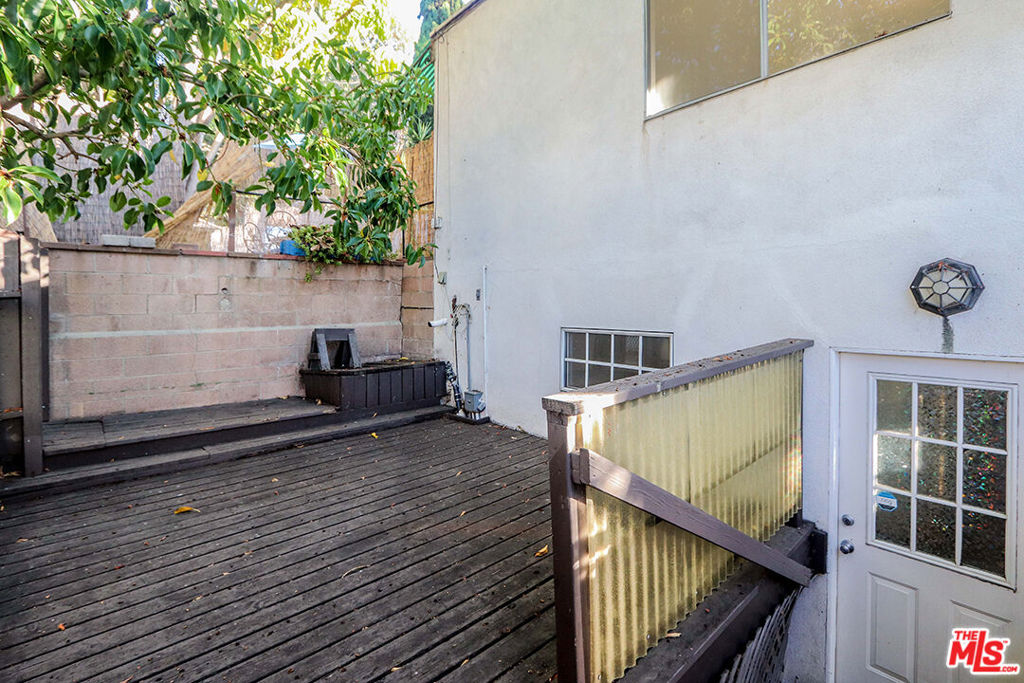 3131 & 3135 Oakcrest Drive Property Photo 43