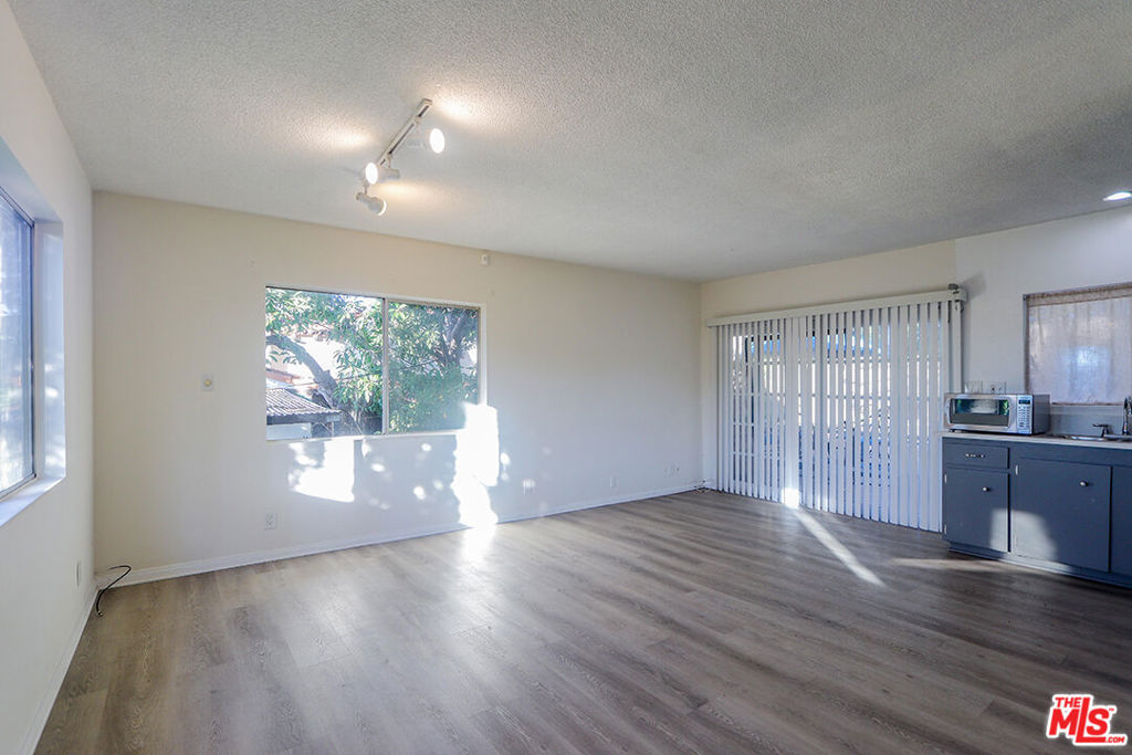 3131 & 3135 Oakcrest Drive Property Photo 45
