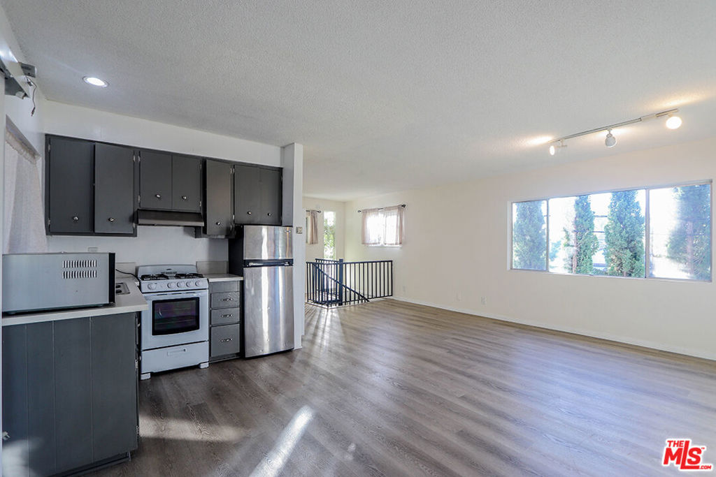 3131 & 3135 Oakcrest Drive Property Photo 49
