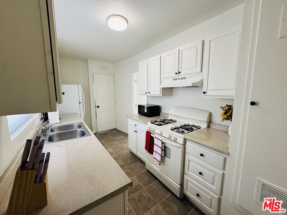 644 W 81st Street 644 Property Photo 10