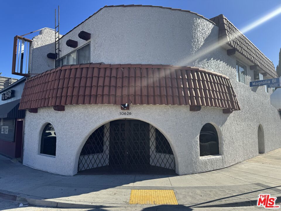 10626 Magnolia Boulevard 2 Property Photo 2