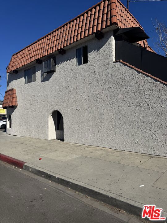 10626 Magnolia Boulevard 2 Property Photo 3