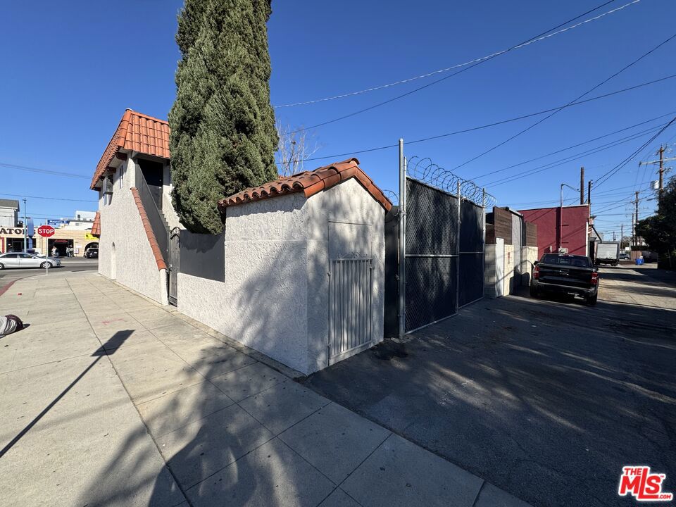 10626 Magnolia Boulevard 2 Property Photo 4