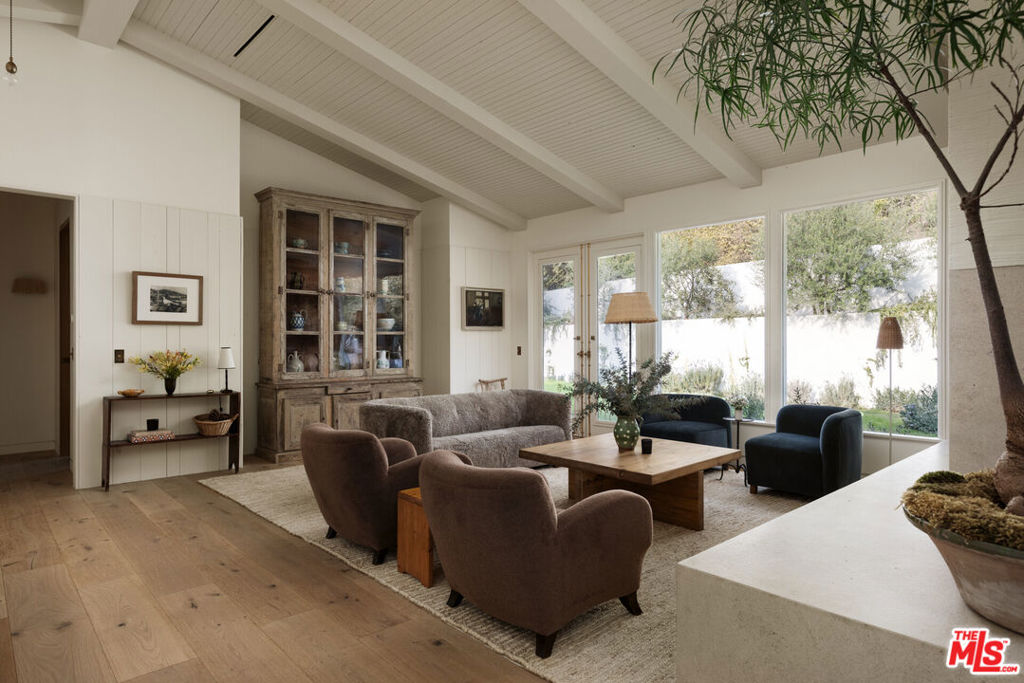 2420 Mandeville Canyon Road Property Photo 6