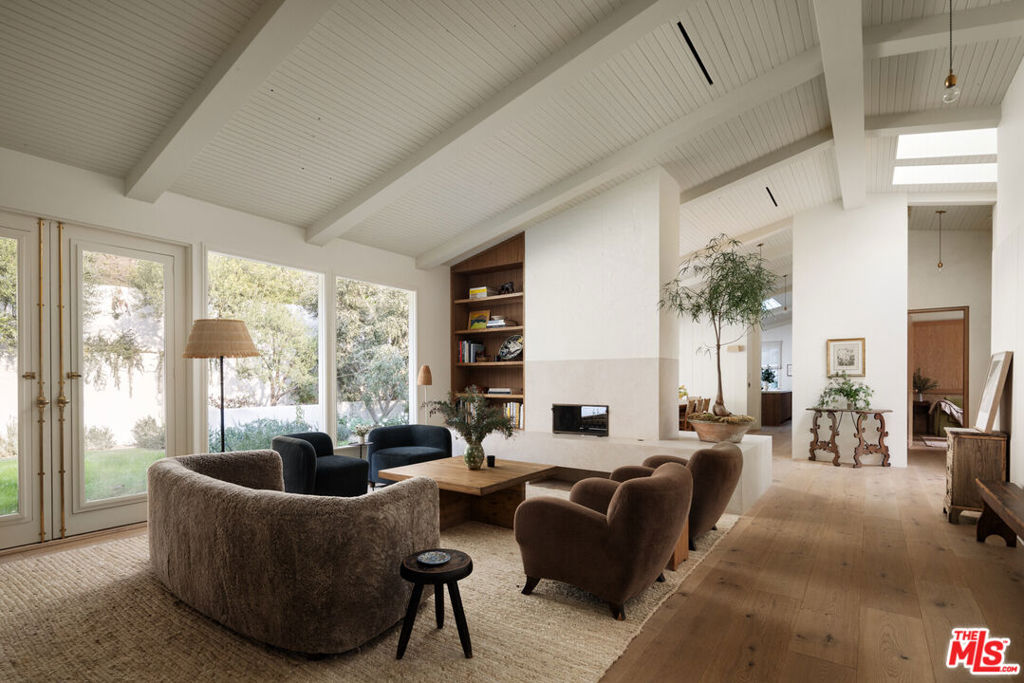 2420 Mandeville Canyon Road Property Photo 7