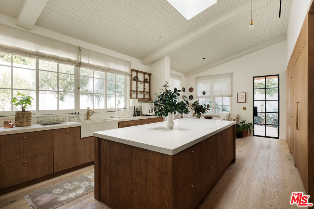2420 Mandeville Canyon Road Property Photo 9