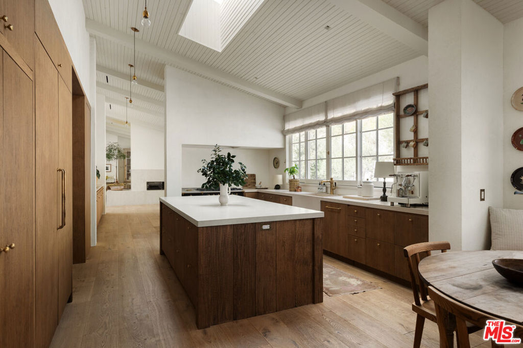 2420 Mandeville Canyon Road Property Photo 11