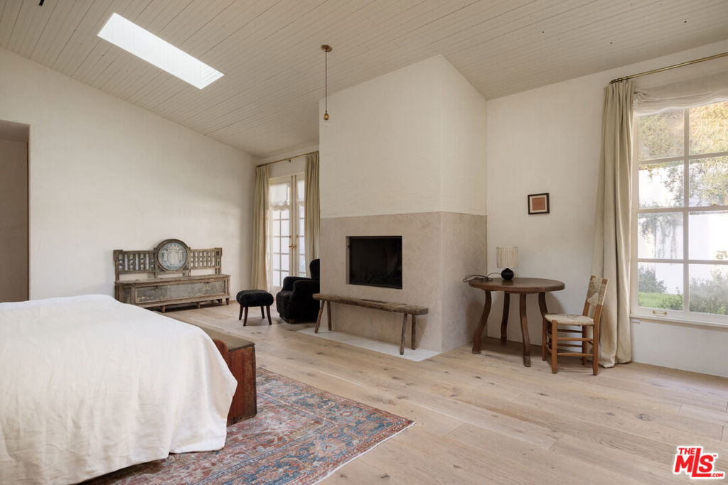 2420 Mandeville Canyon Road Property Photo 18