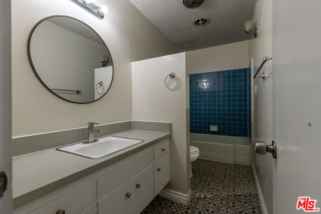 11133 Rose Avenue 15 Property Photo 6