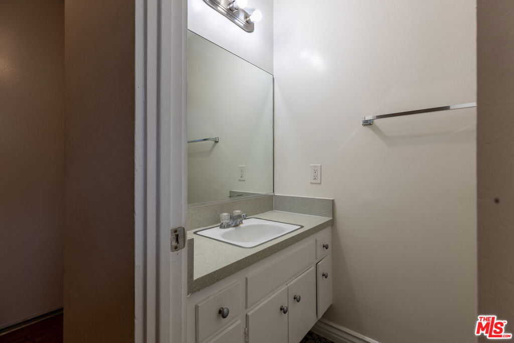11133 Rose Avenue 15 Property Photo 7