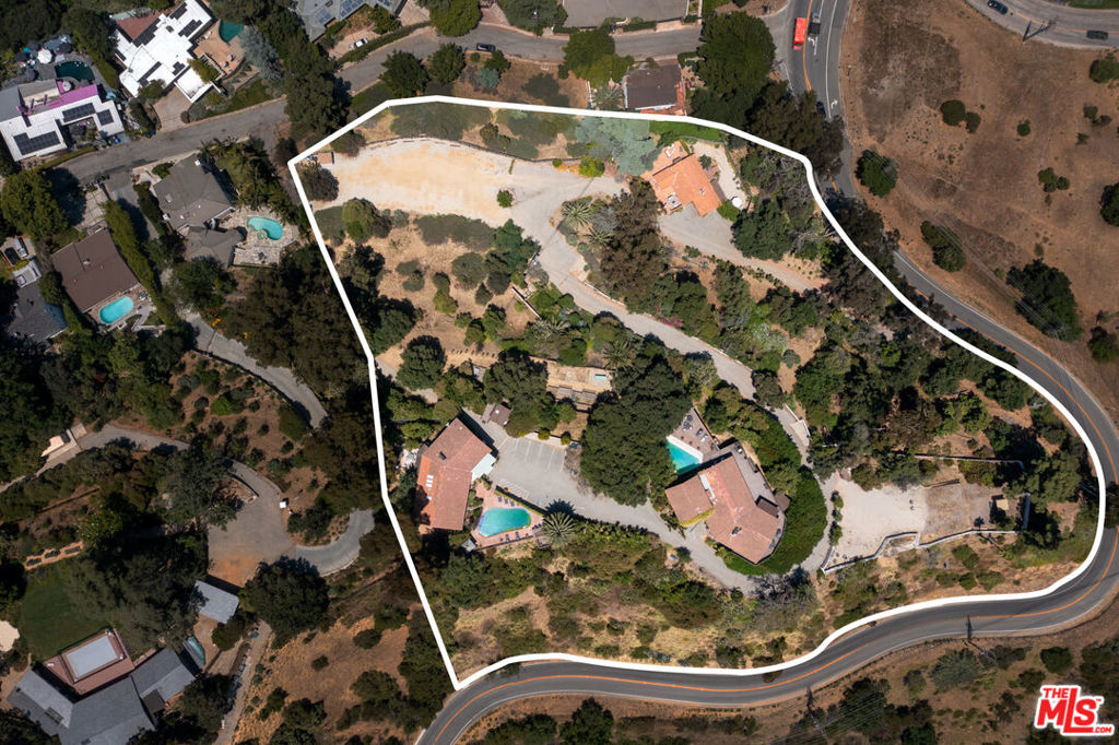 8207 Mulholland Drive Property Photo 3