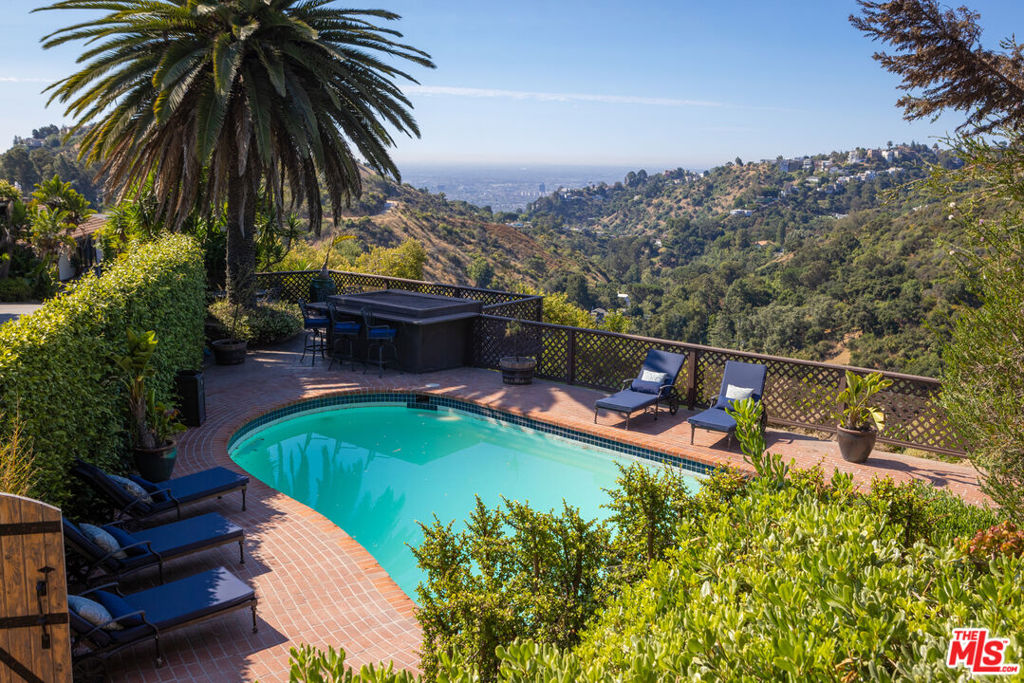 8207 Mulholland Drive Property Photo 10