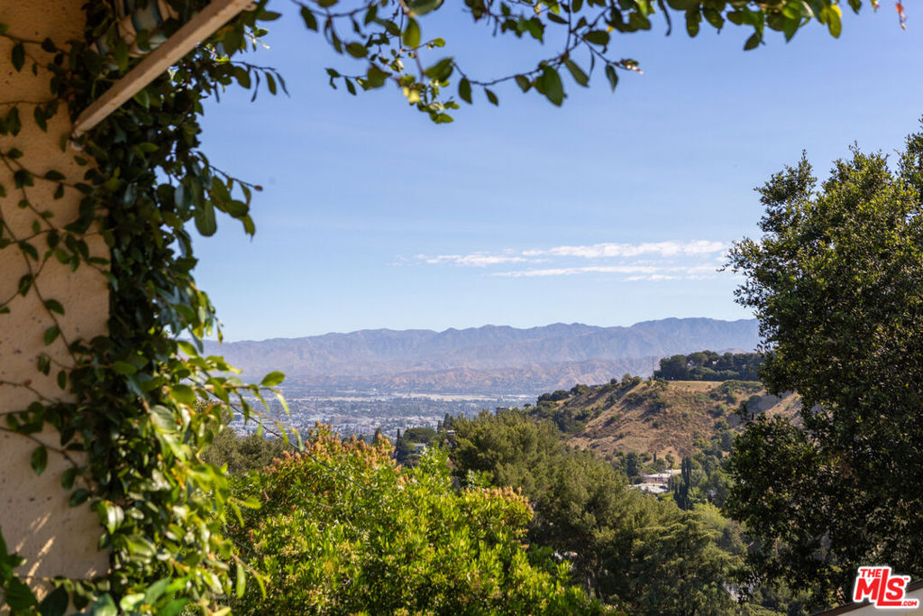 8207 Mulholland Drive Property Photo 11