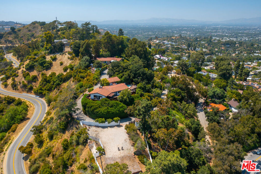 8207 Mulholland Drive Property Photo 14