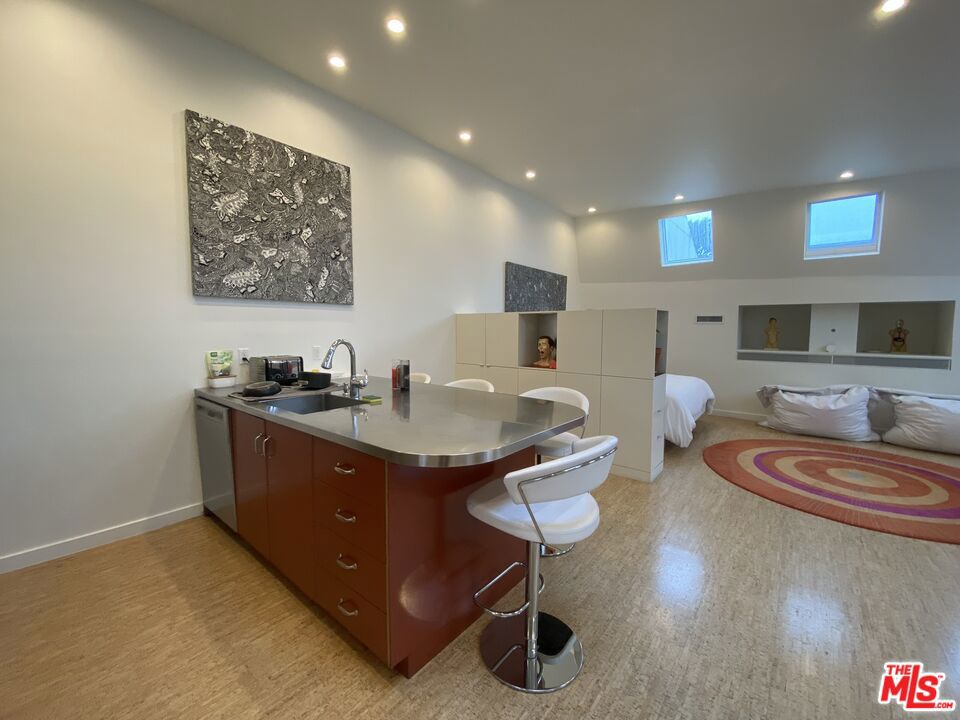 310 Venice Way Property Photo 4