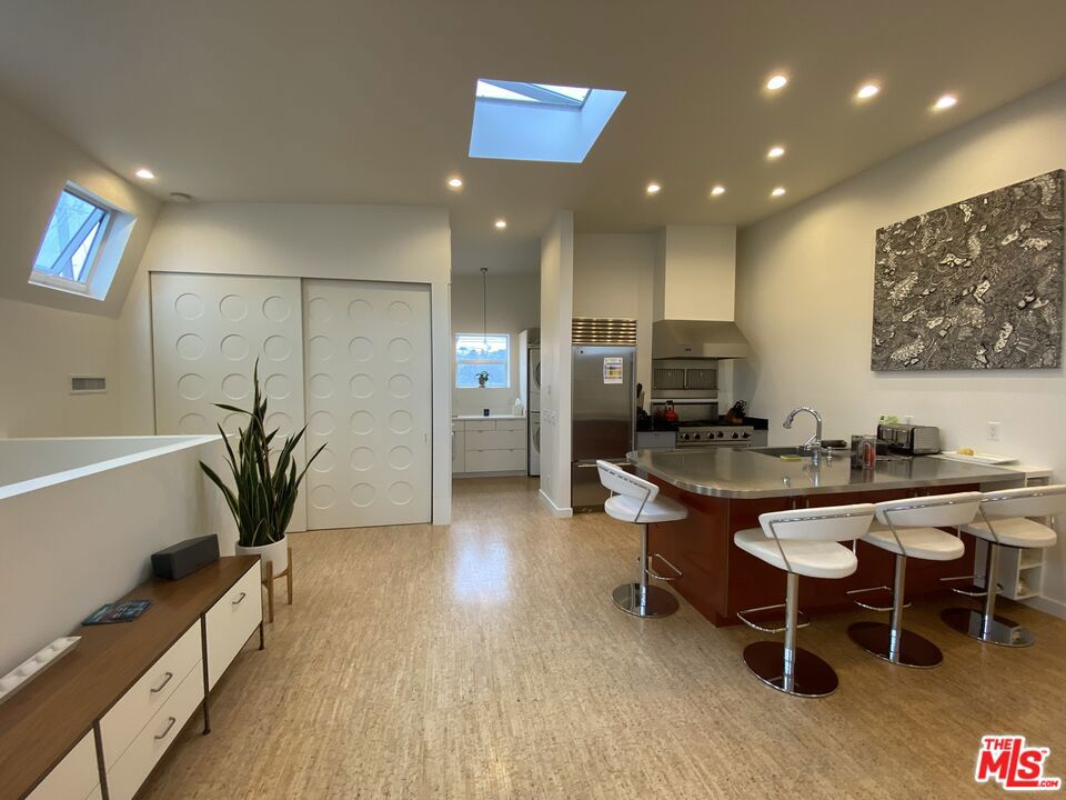 310 Venice Way Property Photo 6