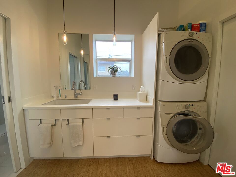 310 Venice Way Property Photo 7
