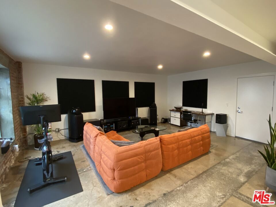 310 Venice Way Property Photo 8