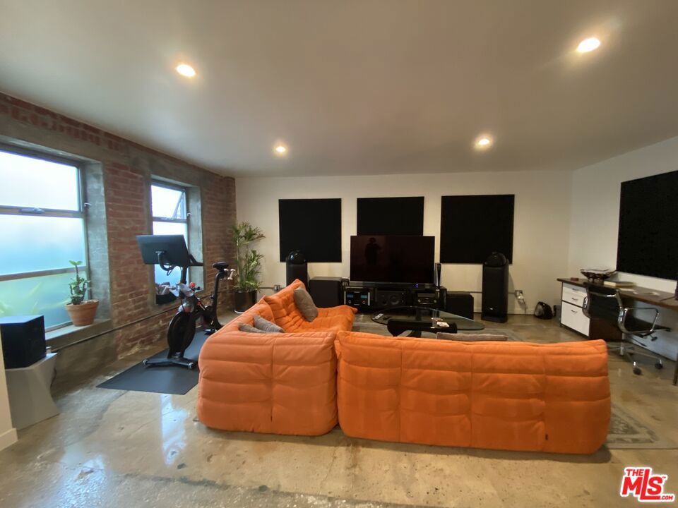 310 Venice Way Property Photo 9