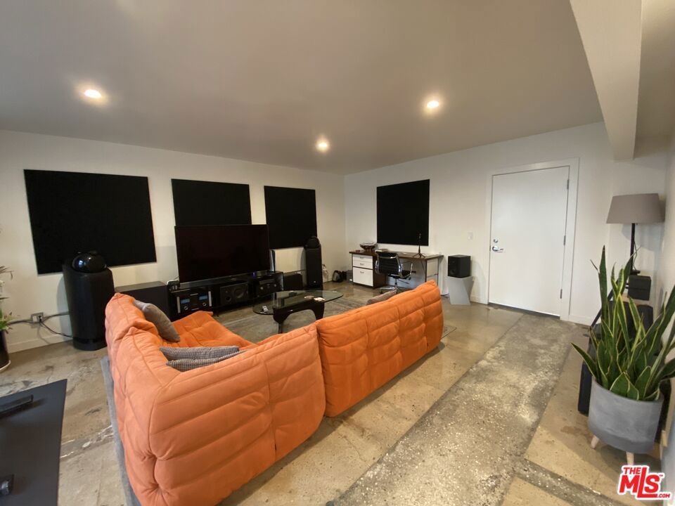310 Venice Way Property Photo 10
