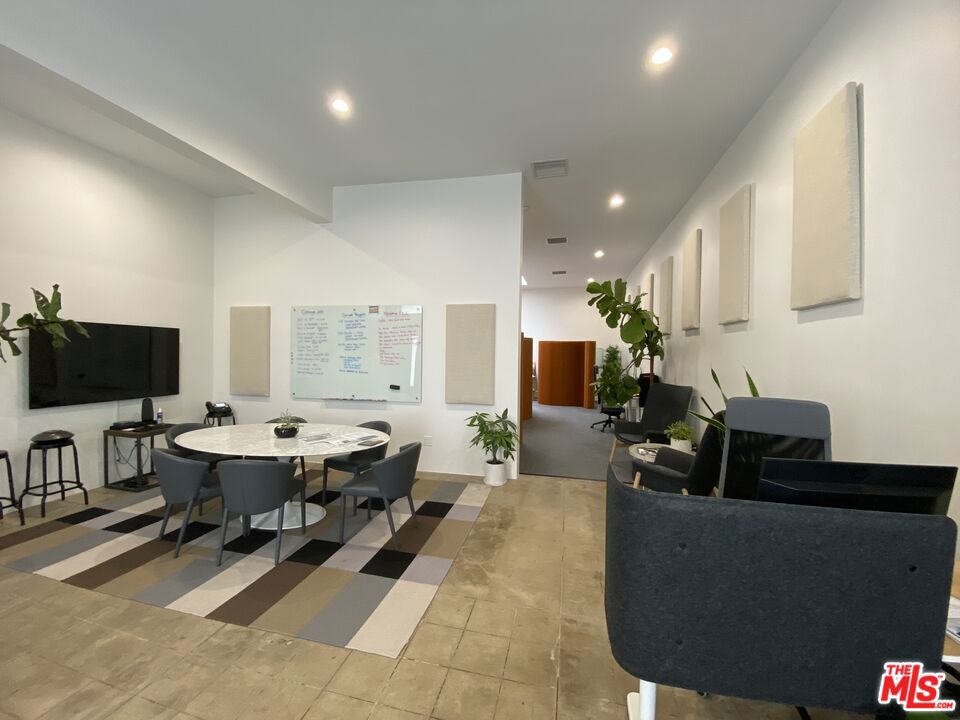 310 Venice Way Property Photo 15