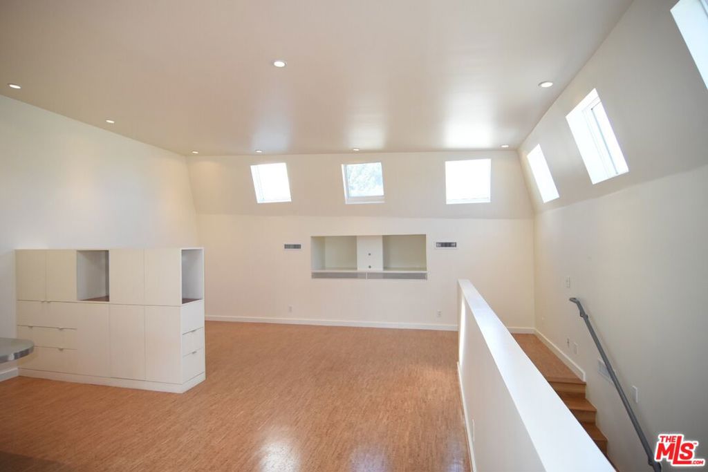 310 Venice Way Property Photo 31