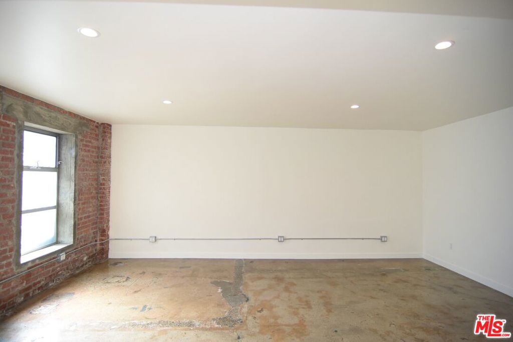 310 Venice Way Property Photo 34