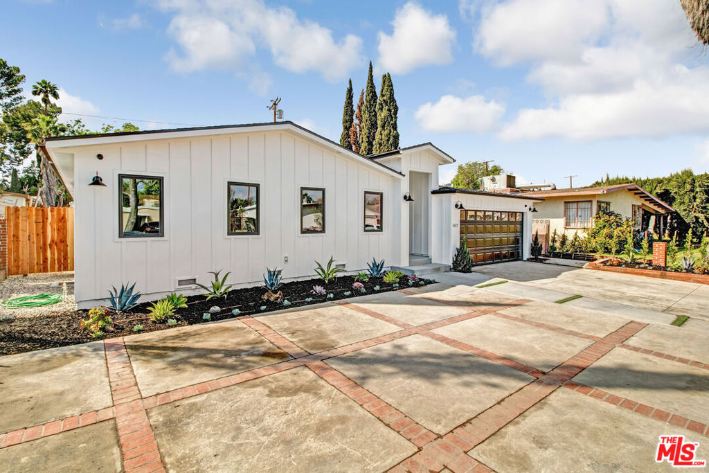 6517 Longridge Avenue Property Photo 3