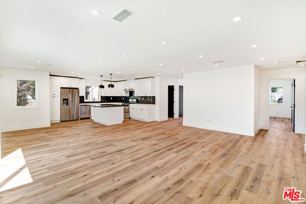 6517 Longridge Avenue Property Photo 11