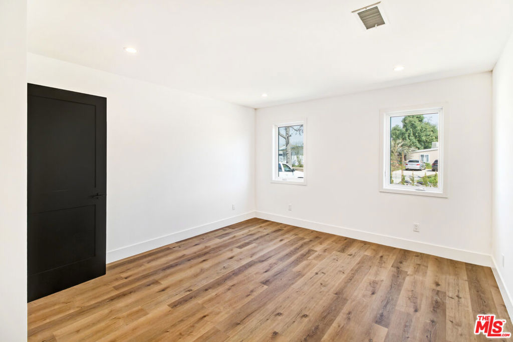 6517 Longridge Avenue Property Photo 13