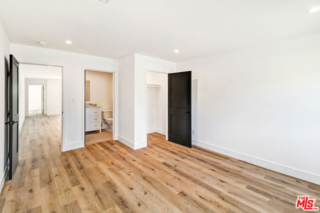 6517 Longridge Avenue Property Photo 14