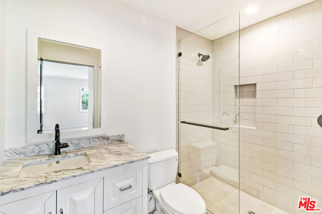 6517 Longridge Avenue Property Photo 15