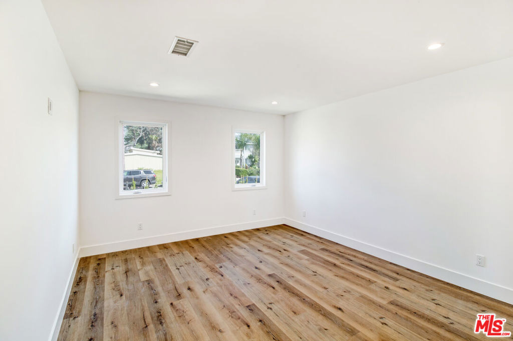 6517 Longridge Avenue Property Photo 16