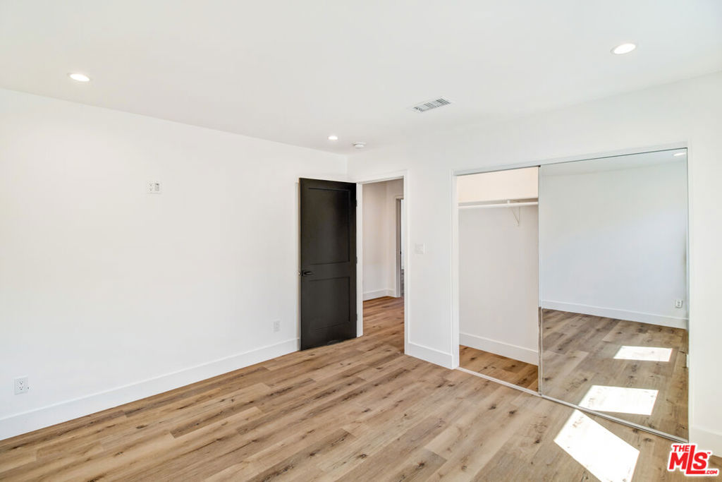 6517 Longridge Avenue Property Photo 19