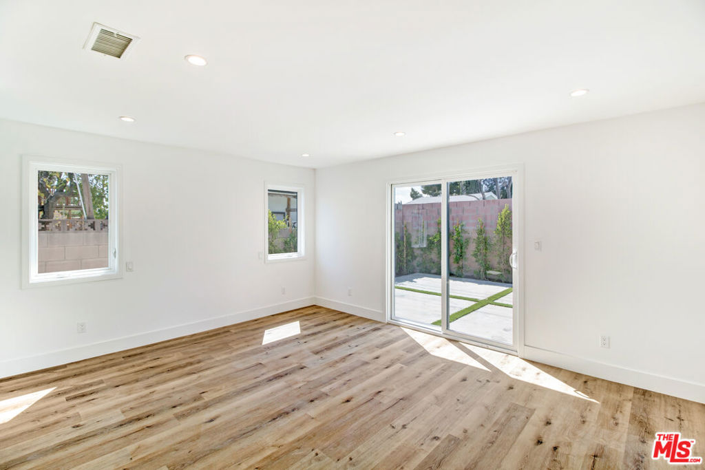 6517 Longridge Avenue Property Photo 20