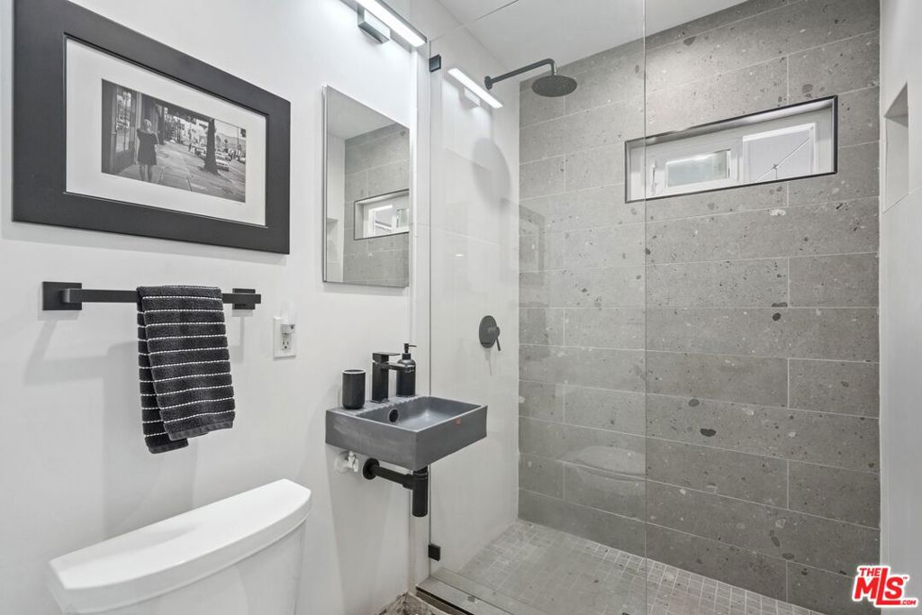 421 N Moss Street Property Photo 17