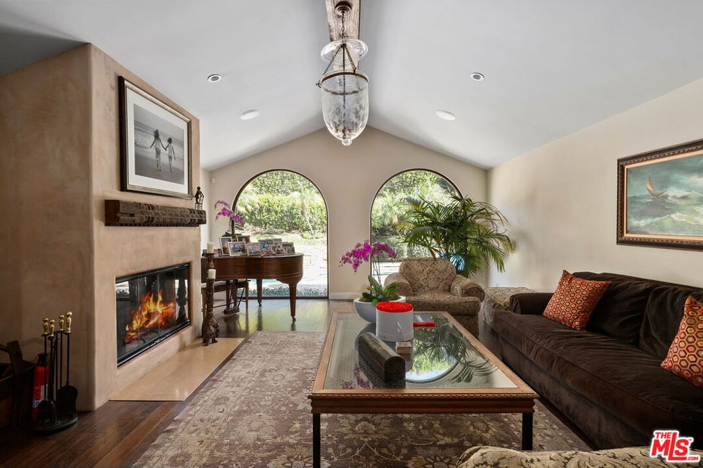 1618 Stradella Road Property Photo 4