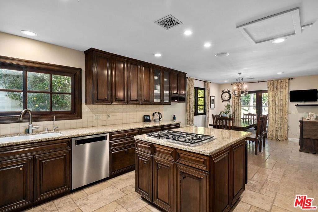 1618 Stradella Road Property Photo 10