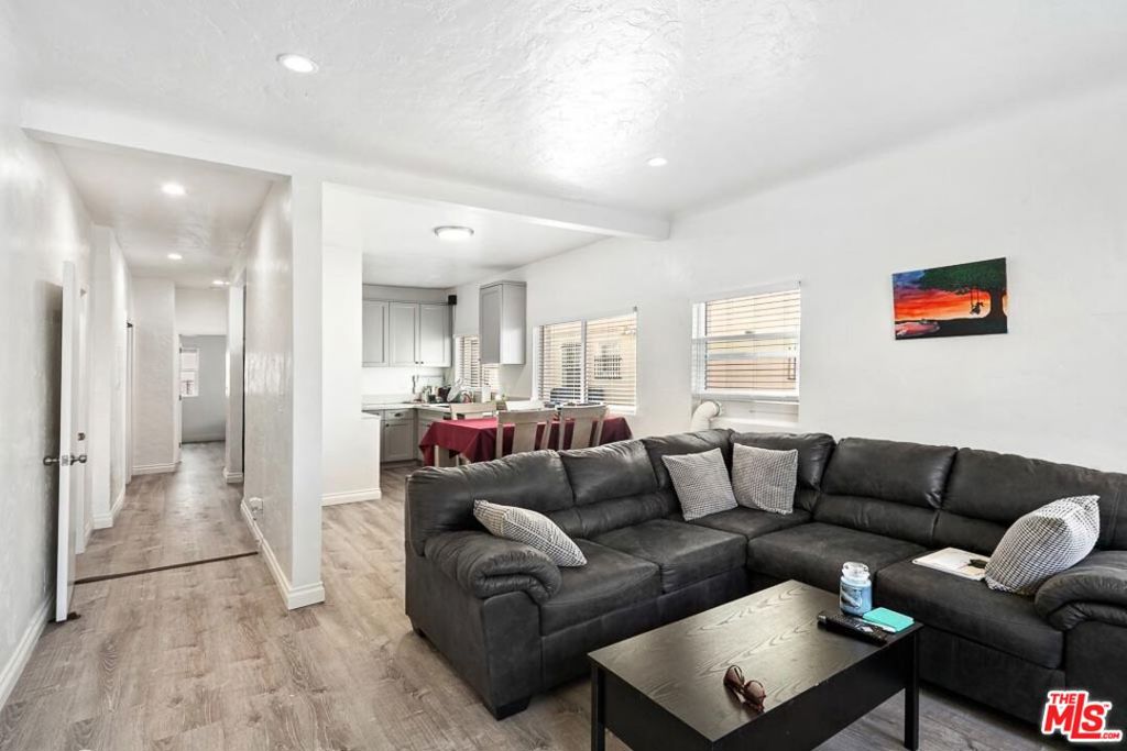 310 W 8th Street Property Photo 6