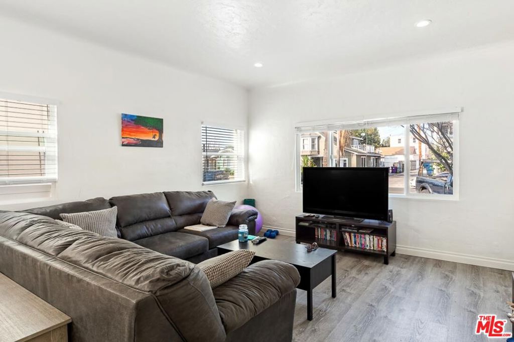 310 W 8th Street Property Photo 8