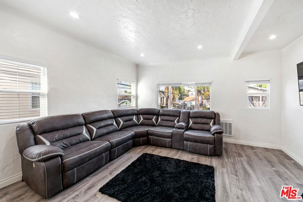 310 W 8th Street Property Photo 14