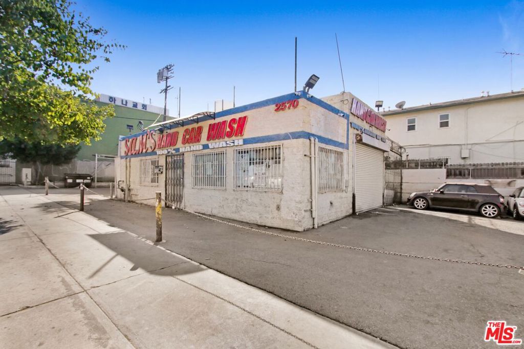 2570 Beverly Boulevard Property Photo 3