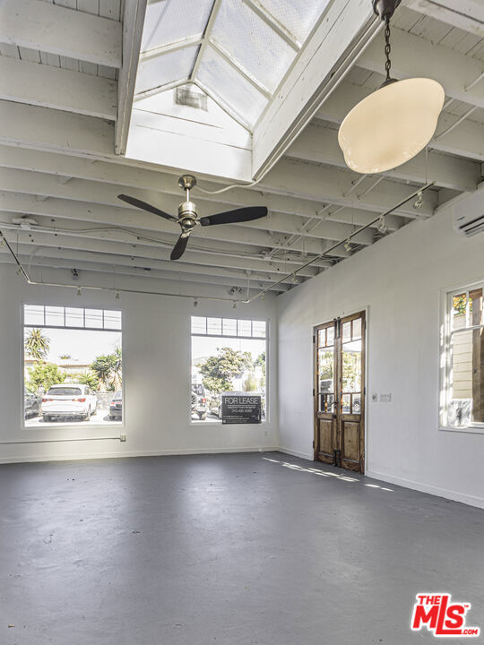 1415 Abbot Kinney ½ Property Photo 6