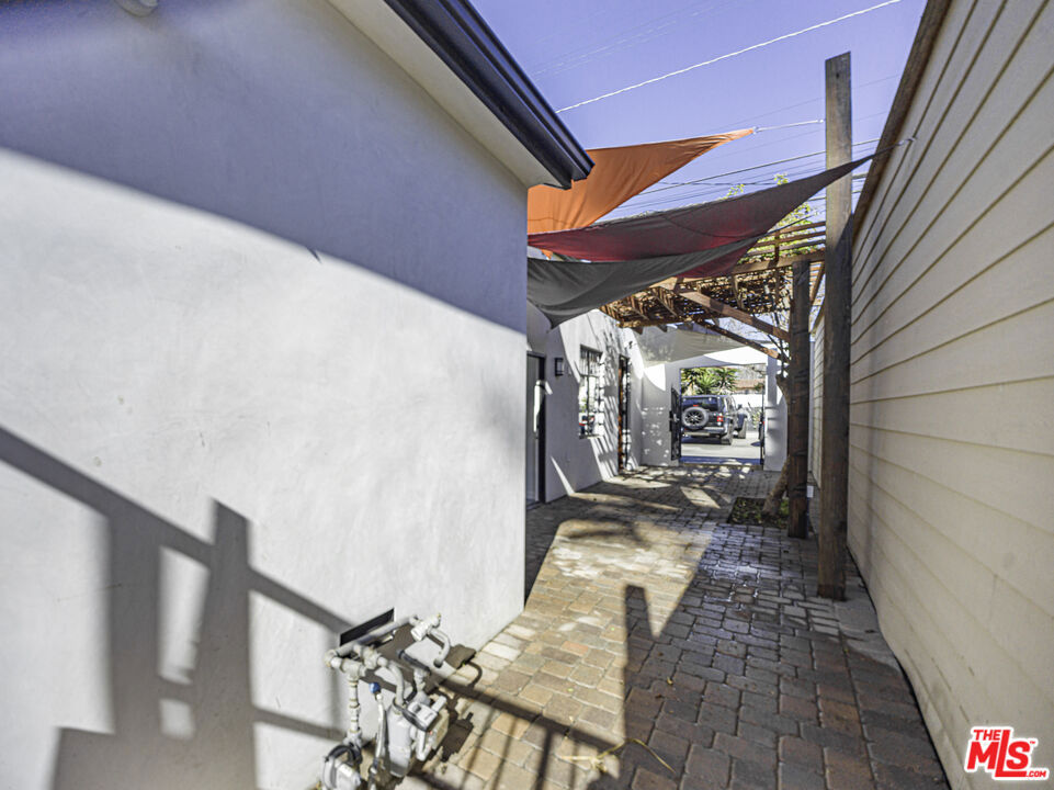 1415 Abbot Kinney ½ Property Photo 12