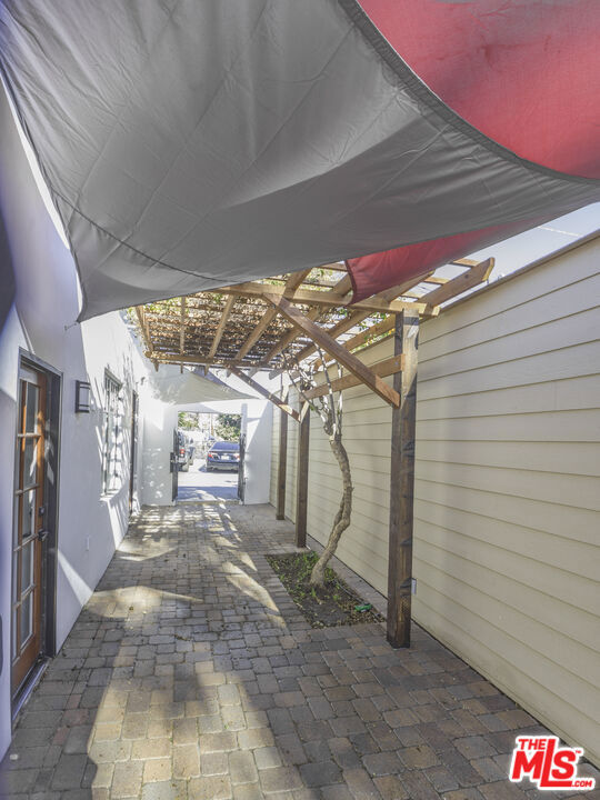 1415 Abbot Kinney ½ Property Photo 13