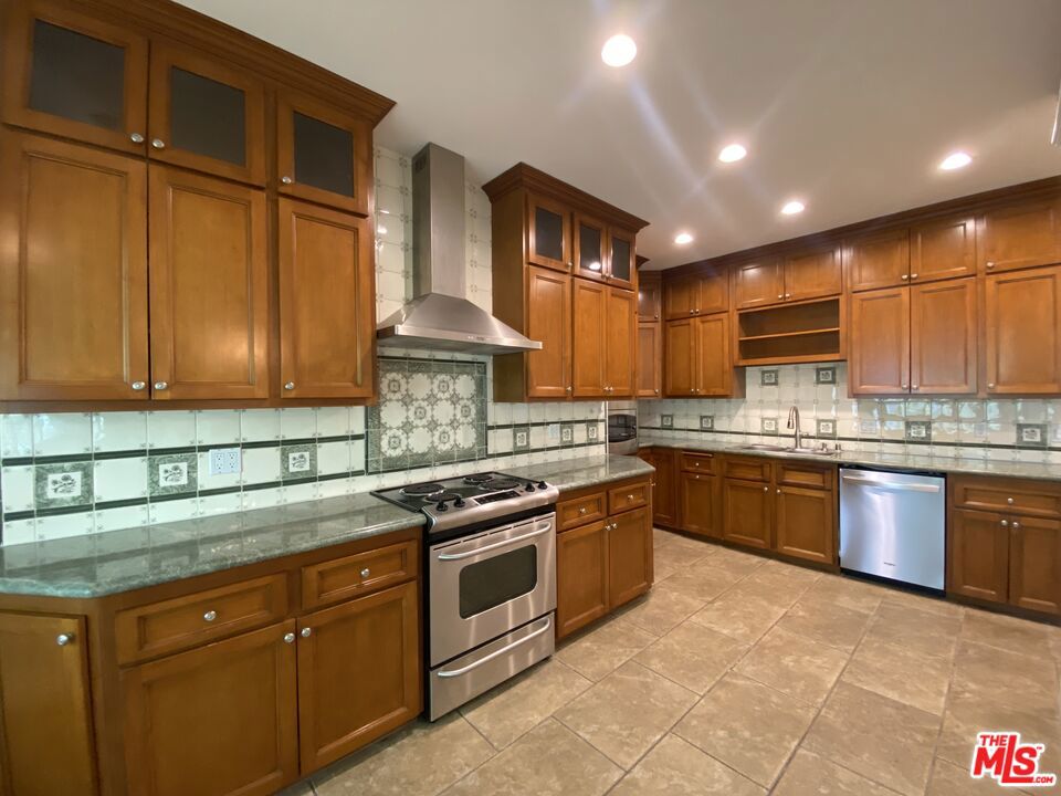 125 S Elm Drive 201 Property Photo 5