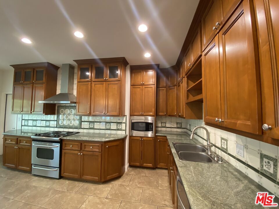 125 S Elm Drive 201 Property Photo 6